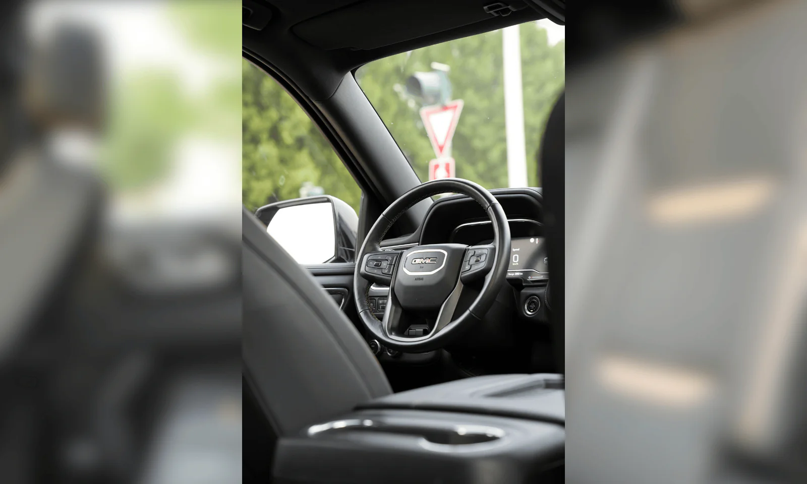 GMC Yukon photo 3